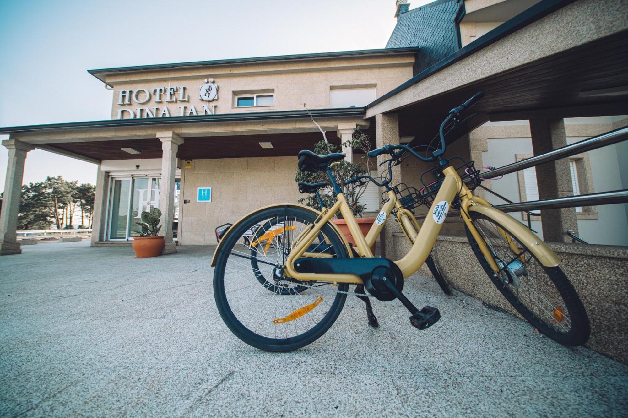Hotel Dinajan Villanueva De Arosa Buitenkant foto