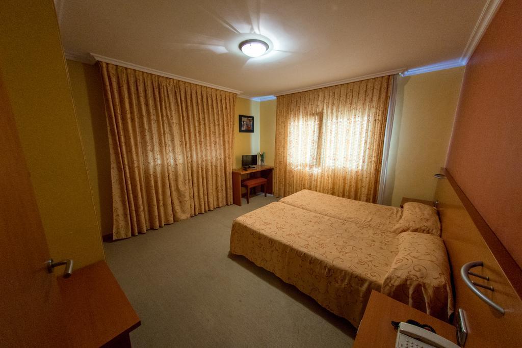 Hotel Dinajan Villanueva De Arosa Buitenkant foto