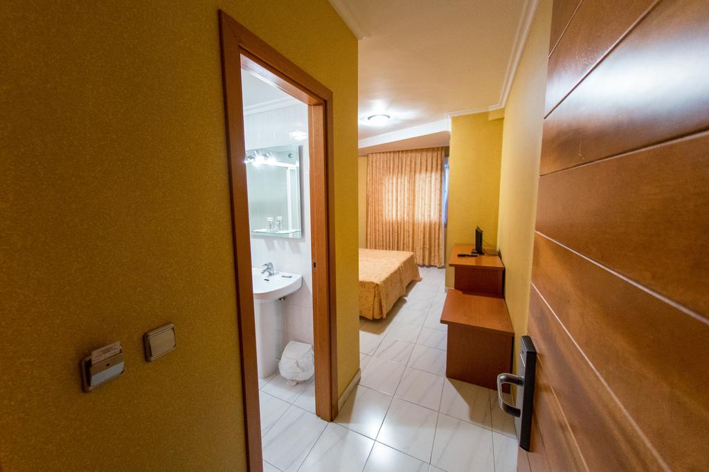 Hotel Dinajan Villanueva De Arosa Buitenkant foto